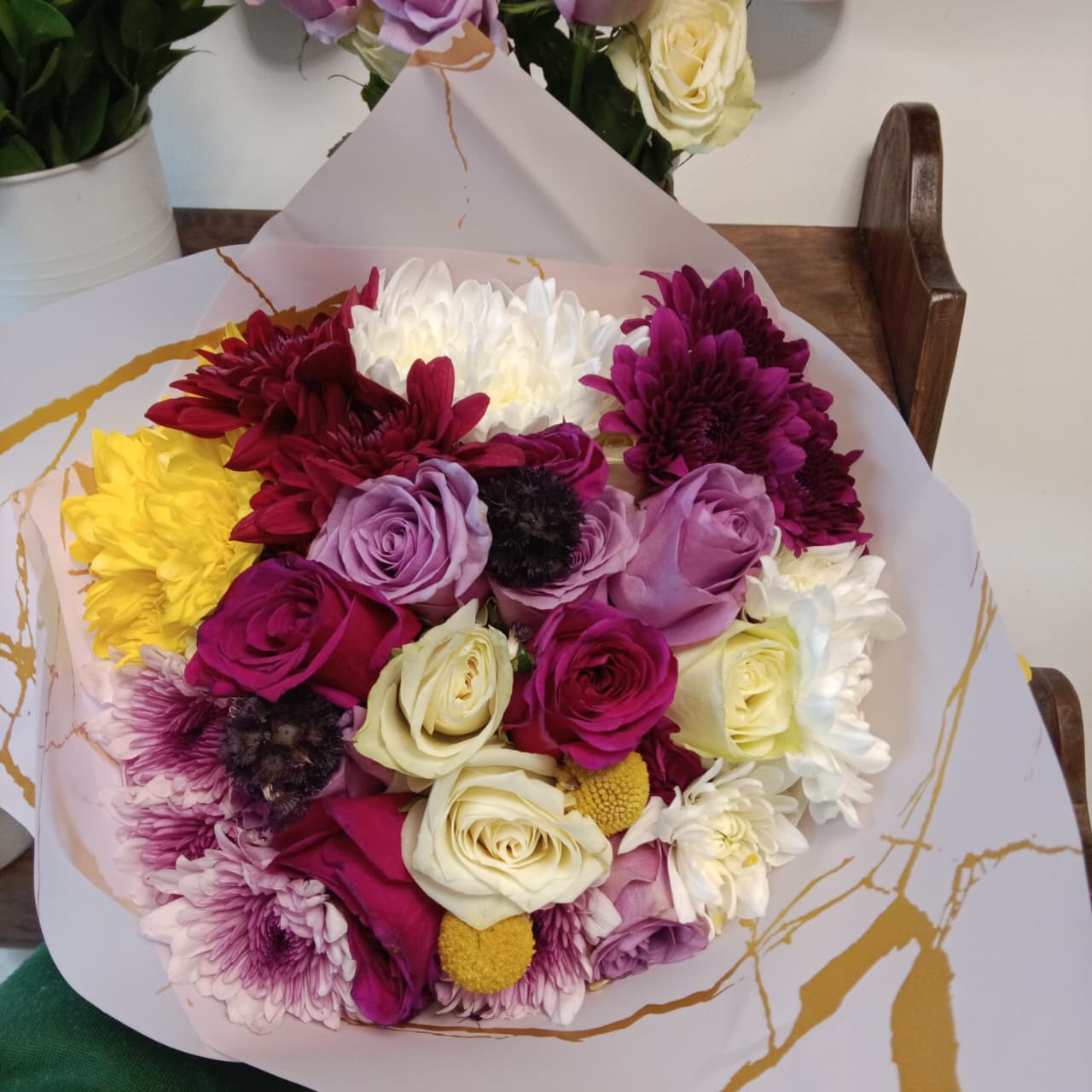 Warm sunset-coloured flower bouquet